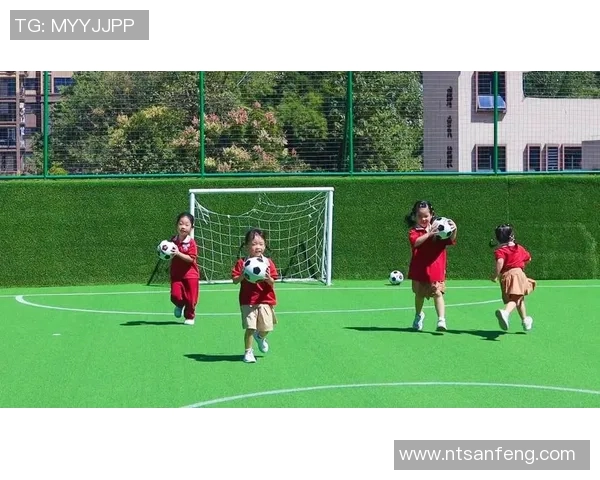 小小足球梦婴儿版的足球明星们如何在绿茵场上展现天赋与魅力